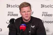 HLV Newcastle 'kh&oacute;c l&oacute;c' tố c&aacute;o trọng t&agrave;i 'thi&ecirc;n vị' Liverpool?