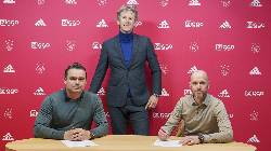 Erik ten Hag gia hạn, Tottenham vỡ mộng