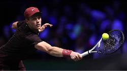 Sinner lần đầu vào tứ kết Paris Masters, tranh vé bán kết với Shelton