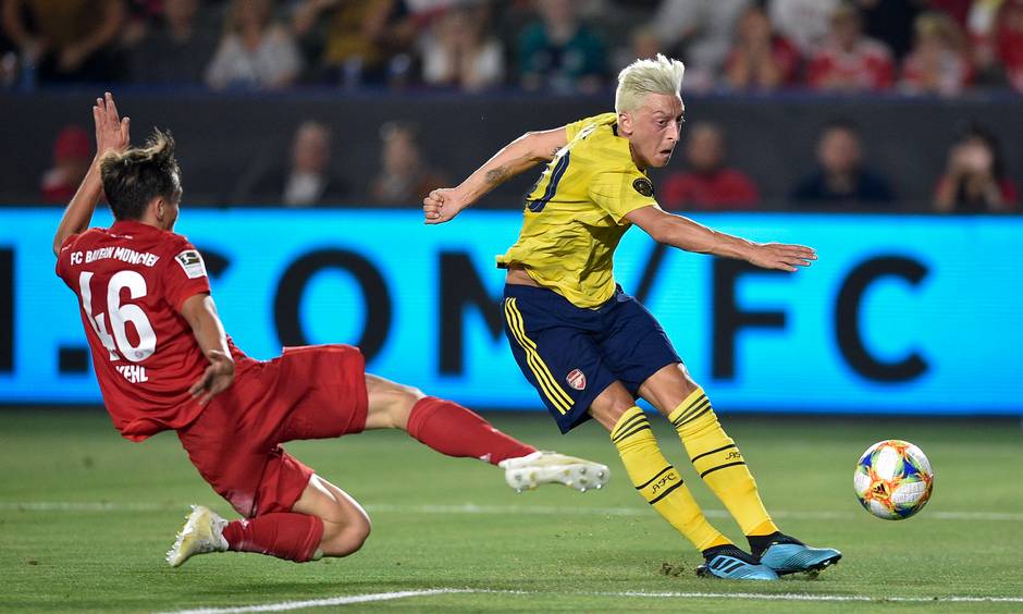 Mesut Ozil và Unai Emery đồng loạt lên tiếng về tương lai