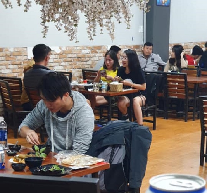 Tuấn Anh d&ugrave;ng Iphone 6 vỡ m&agrave;n h&igrave;nh: T&agrave;i năng nhưng giản dị nhất giới cầu thủ Việt