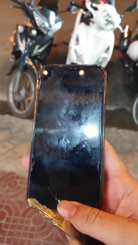 Tuấn Anh d&ugrave;ng Iphone 6 vỡ m&agrave;n h&igrave;nh: T&agrave;i năng nhưng giản dị nhất giới cầu thủ Việt