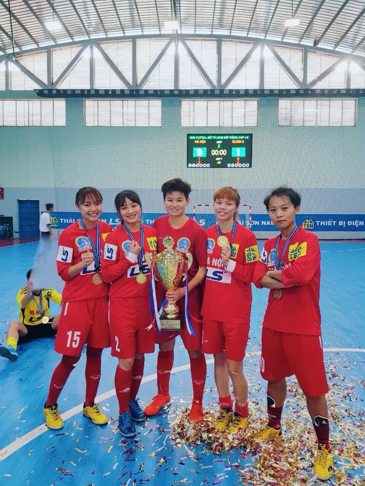 Rộ loạt ảnh mỹ nữ Ho&agrave;ng Thị Loan từng l&ecirc;n đỉnh c&ugrave;ng b&oacute;ng đ&aacute; futsal
