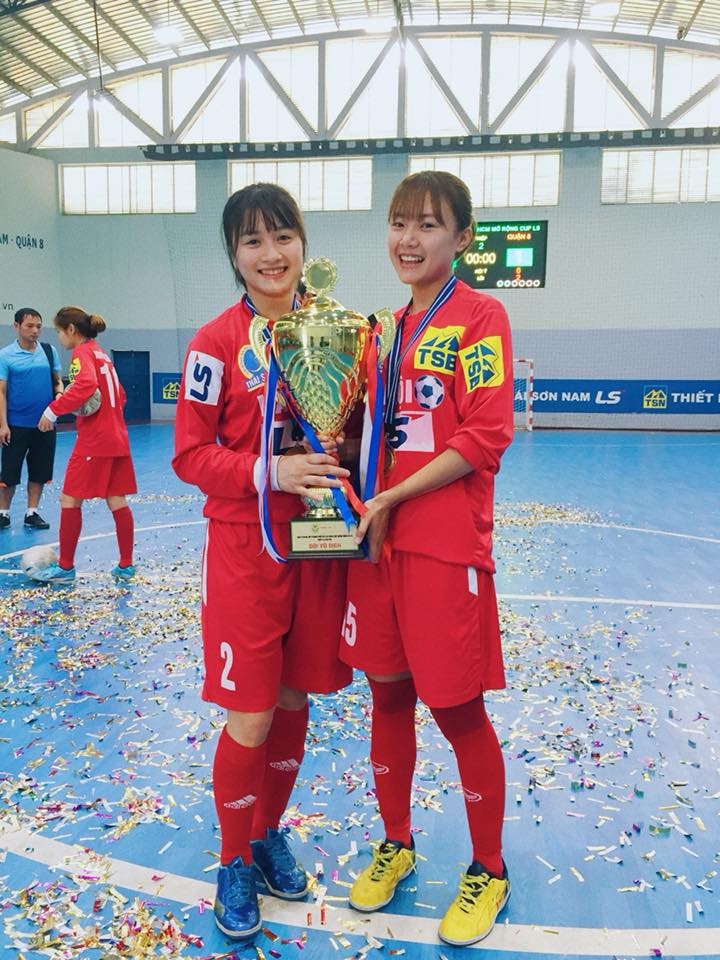 Rộ loạt ảnh mỹ nữ Ho&agrave;ng Thị Loan từng l&ecirc;n đỉnh c&ugrave;ng b&oacute;ng đ&aacute; futsal
