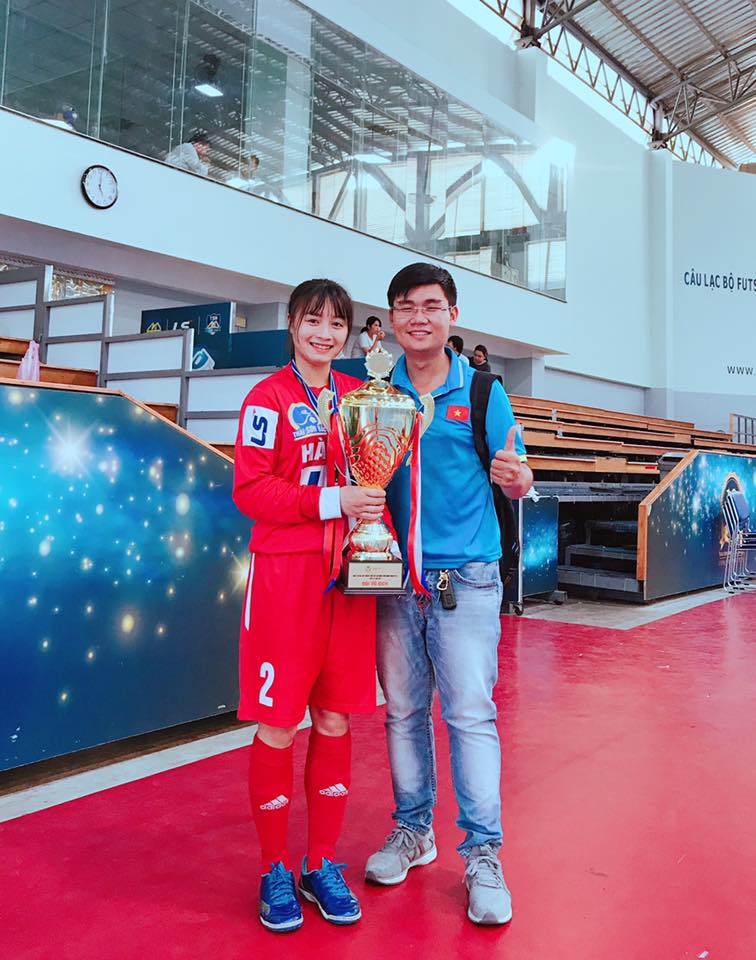 Rộ loạt ảnh mỹ nữ Ho&agrave;ng Thị Loan từng l&ecirc;n đỉnh c&ugrave;ng b&oacute;ng đ&aacute; futsal