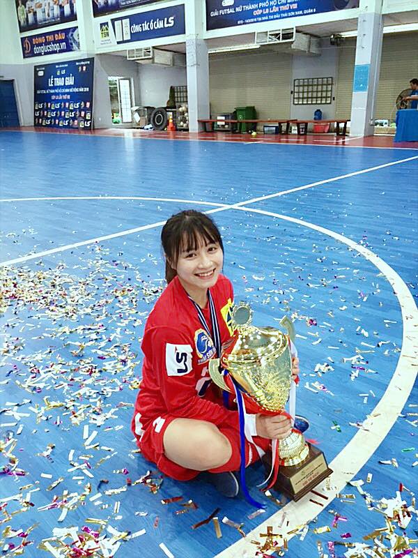 Rộ loạt ảnh mỹ nữ Ho&agrave;ng Thị Loan từng l&ecirc;n đỉnh c&ugrave;ng b&oacute;ng đ&aacute; futsal