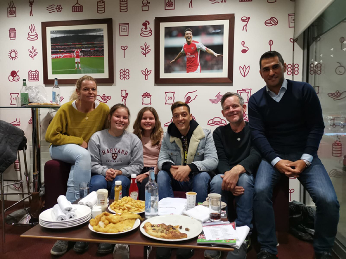 Chùm ảnh sao bóng đá đón Giáng sinh: Mbappe hoá thân lạ, Messi thành ngựa vằn