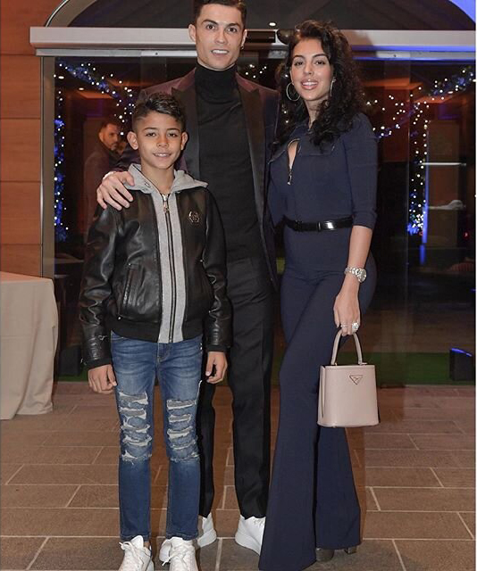 Chùm ảnh sao bóng đá đón Giáng sinh: Mbappe hoá thân lạ, Messi thành ngựa vằn