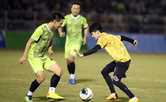 Dũng gôn đá hộ công, đối đầu tiền đạo Jack Hải đường