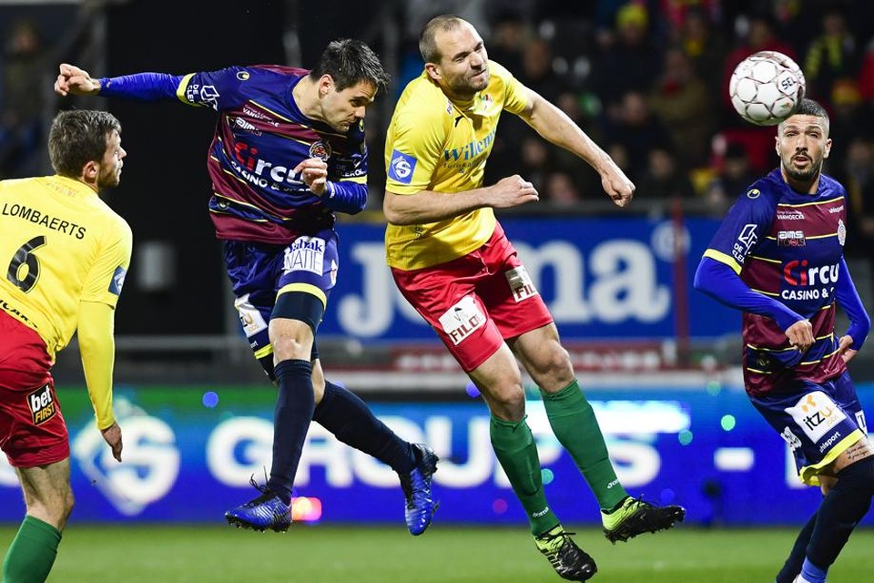 Waasland-Beveren vs KV Oostende, 23h ngày 24/11: Bám đuổi nhóm an toàn