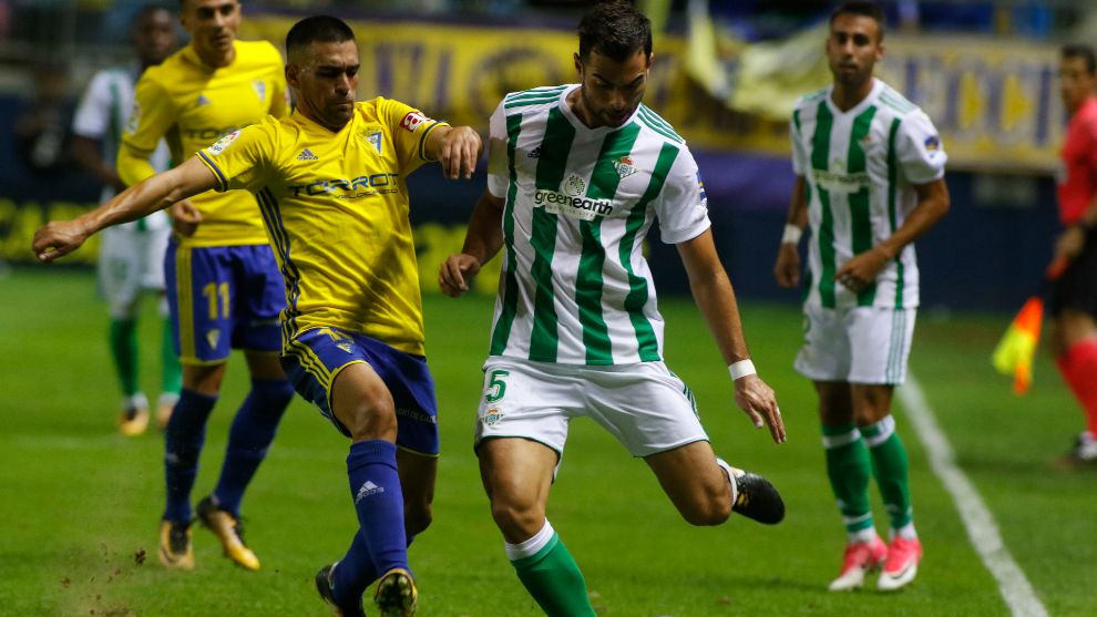 Betis vs Cadiz (4h 24/12): Derby Andalucia cân bằng