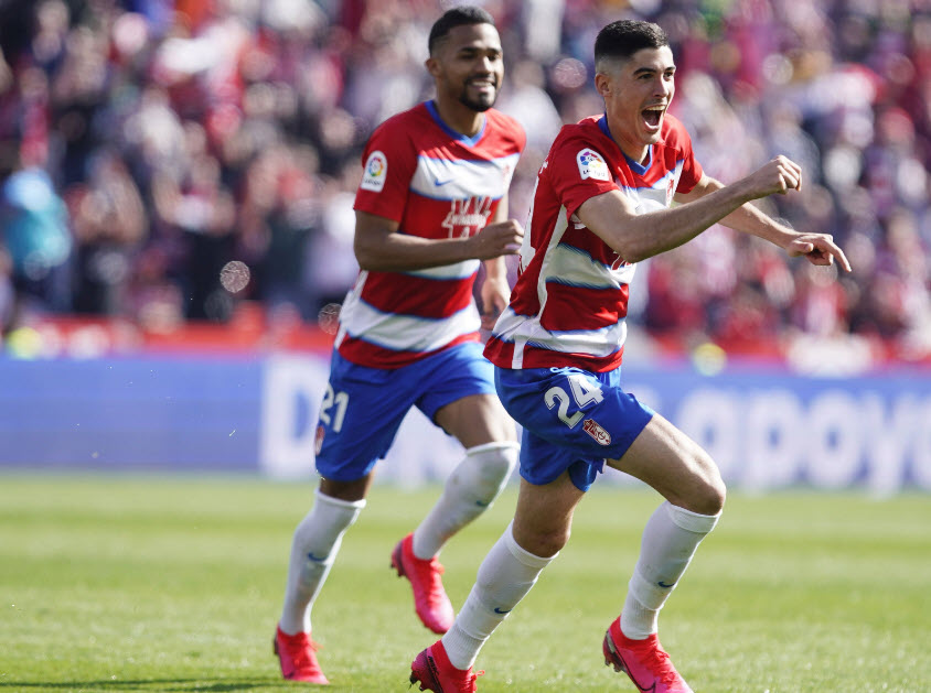 Granada 2-1 Espanyol: Carlos Fernández đẩy Espanyol chìm sâu vào khủng hoảng
