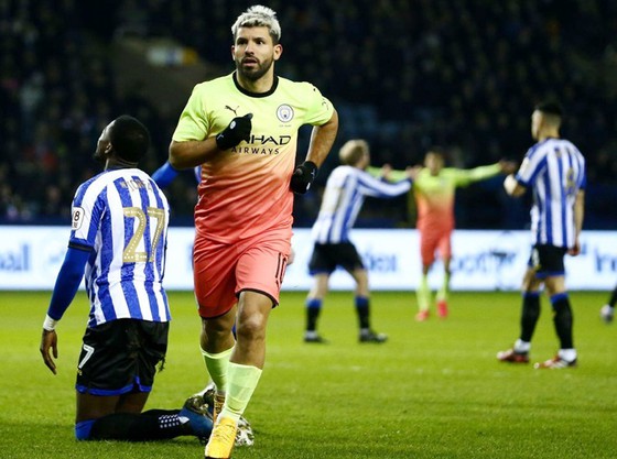 Vượt Rooney, Aguero trở thành “vua” của thành Manchester