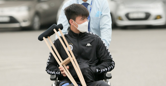 Chính thức: Duy Mạnh đứt dây chằng, chưa hẹn ngày trở lại