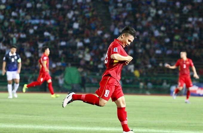 Ng&acirc;n Thị Vạn Sự v&agrave; Nguyễn Quang Hải c&oacute; xuất ph&aacute;t điểm tr&ugrave;ng hợp lạ kỳ