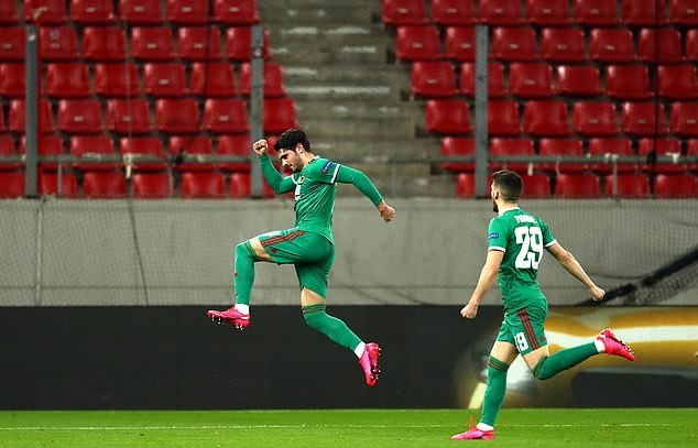 N&Oacute;NG: MU v&ugrave;i dập LASK bằng b&agrave;n tay nhỏ, Wolves lạc lối ở xứ sở c&aacute;c vị Thần