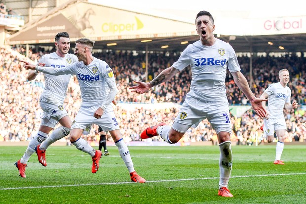 Các cầu thủ Leeds United bị ép tập luyện xuyên mùa dịch
