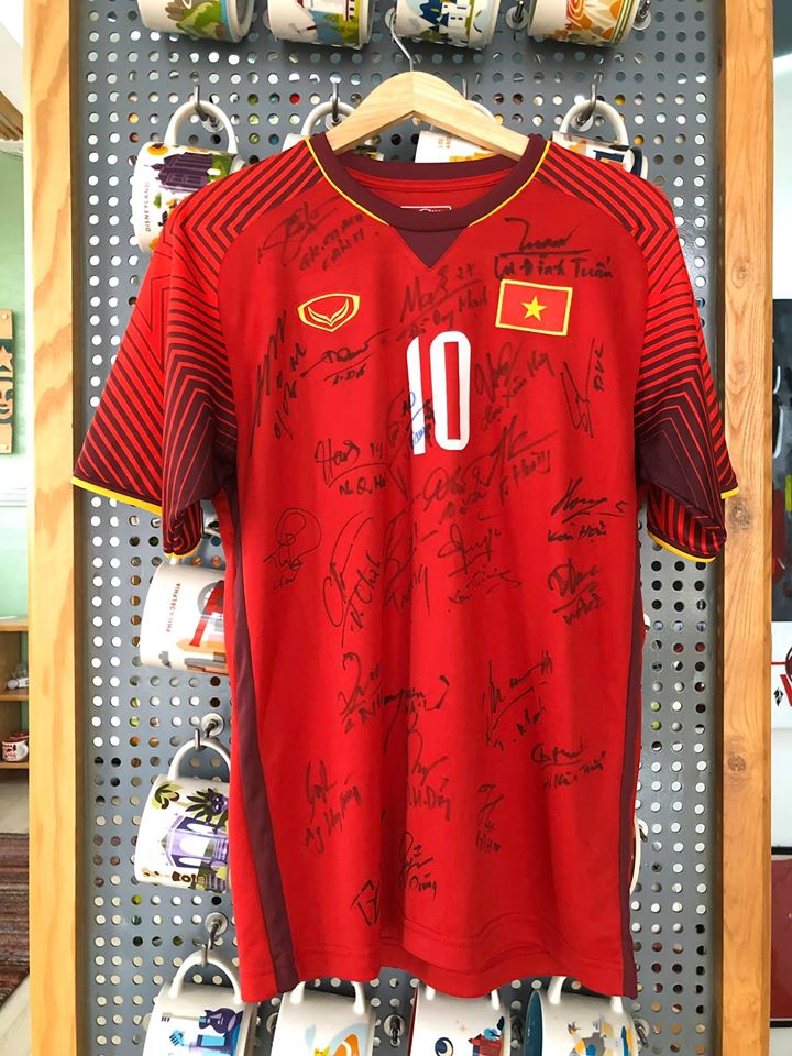 Tin bóng đá Việt Nam 30/3: Áo vô địch AFF Cup của Văn Quyết bán được giá cao