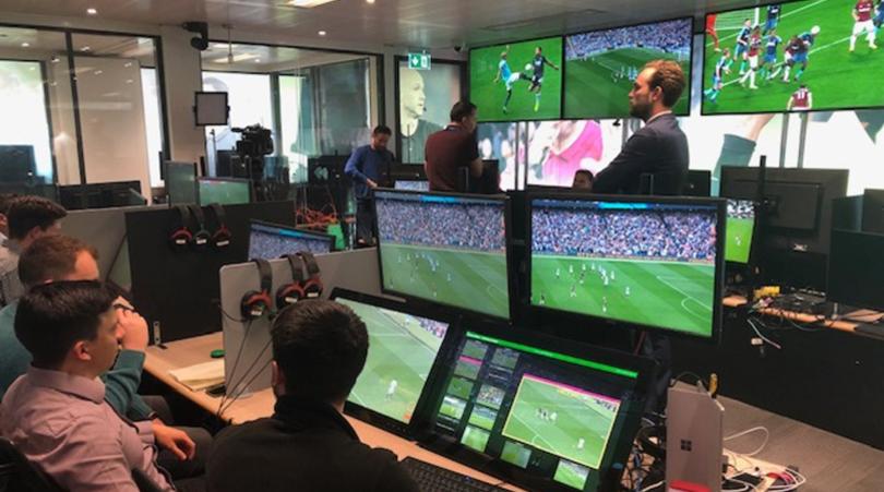 Công nghệ VAR bị khai tử khi Ngoại hạng Anh trở lại?