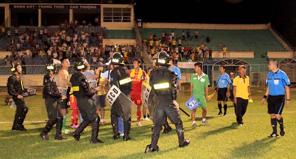 Những vụ đuổi đánh trọng tài kinh điển ở V-League