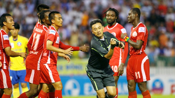 Những vụ đuổi đánh trọng tài kinh điển ở V-League