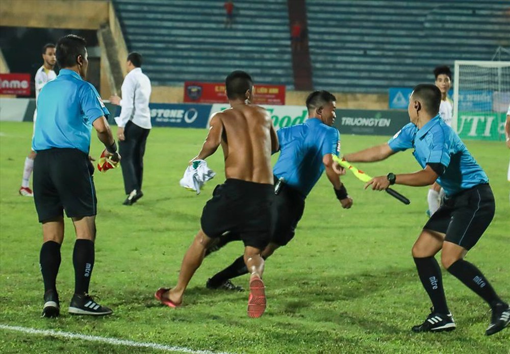 Những vụ đuổi đánh trọng tài kinh điển ở V-League