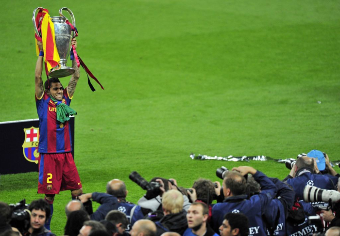 Đội hình 11 cầu thủ xuất sắc nhất lịch sử Barcelona: Johan Cruyff trước, Messi sau