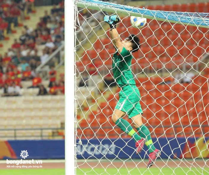 Vì sao thủ môn Bùi Tiến Dũng thường xuyên mắc sai lầm?