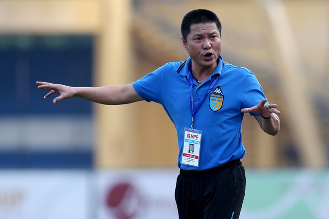 HLV Chu Đ&igrave;nh Nghi&ecirc;m đau đầu với h&agrave;ng thủ trong ng&agrave;y b&oacute;ng đ&aacute; trở lại
