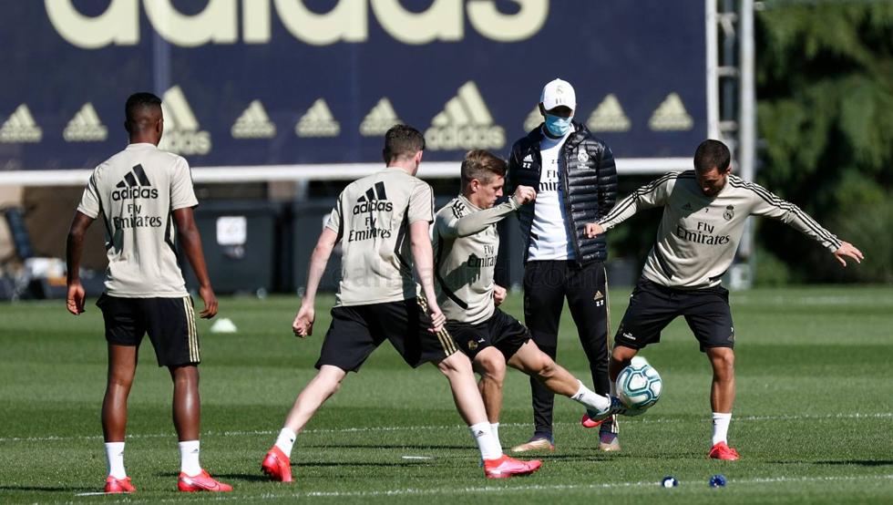 HLV Zidane kh&ocirc;ng chịu l&agrave;m gương cho cầu thủ Real Madrid