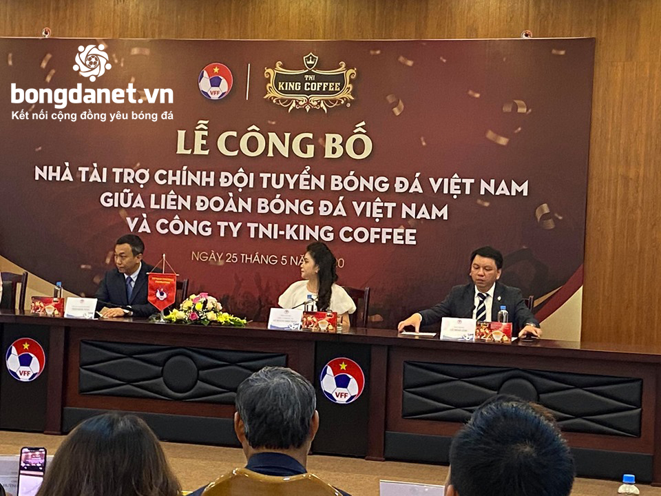 Đội tuyển b&oacute;ng đ&aacute; Việt Nam k&yacute; hợp đồng t&agrave;i trợ khủng với King Coffee