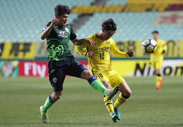 Gangwon vs Jeonbuk Hyundai Motors, 14h30 ngày 30/5: Bản lĩnh nhà vô địch