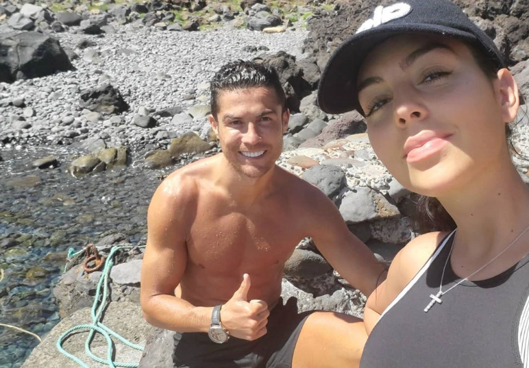 Ronaldo trốn cách ly ở Juventus, cùng bồ và con trai đi du lịch