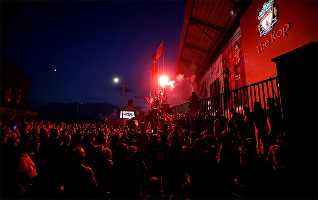 Chùm ảnh: CĐV Liverpool ăn mừng chức vô địch Premier League 2019/20