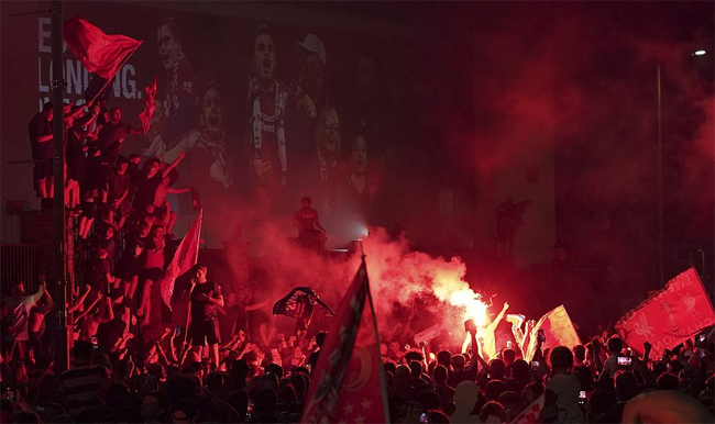 Chùm ảnh: CĐV Liverpool ăn mừng chức vô địch Premier League 2019/20
