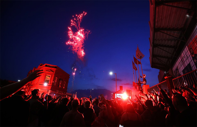 Chùm ảnh: CĐV Liverpool ăn mừng chức vô địch Premier League 2019/20