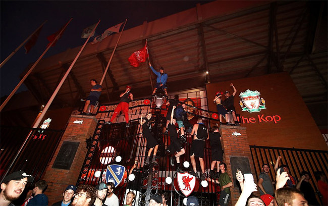 Chùm ảnh: CĐV Liverpool ăn mừng chức vô địch Premier League 2019/20