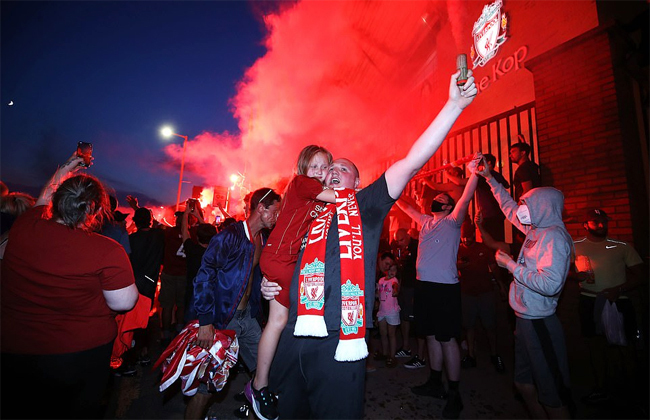 Chùm ảnh: CĐV Liverpool ăn mừng chức vô địch Premier League 2019/20