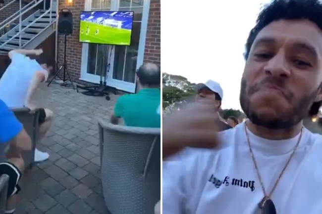 Chùm ảnh: CĐV Liverpool ăn mừng chức vô địch Premier League 2019/20