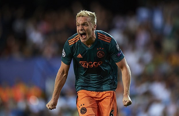 Lật kèo Real Madrid, Van der Sar mai mối Van de Beek cho MU