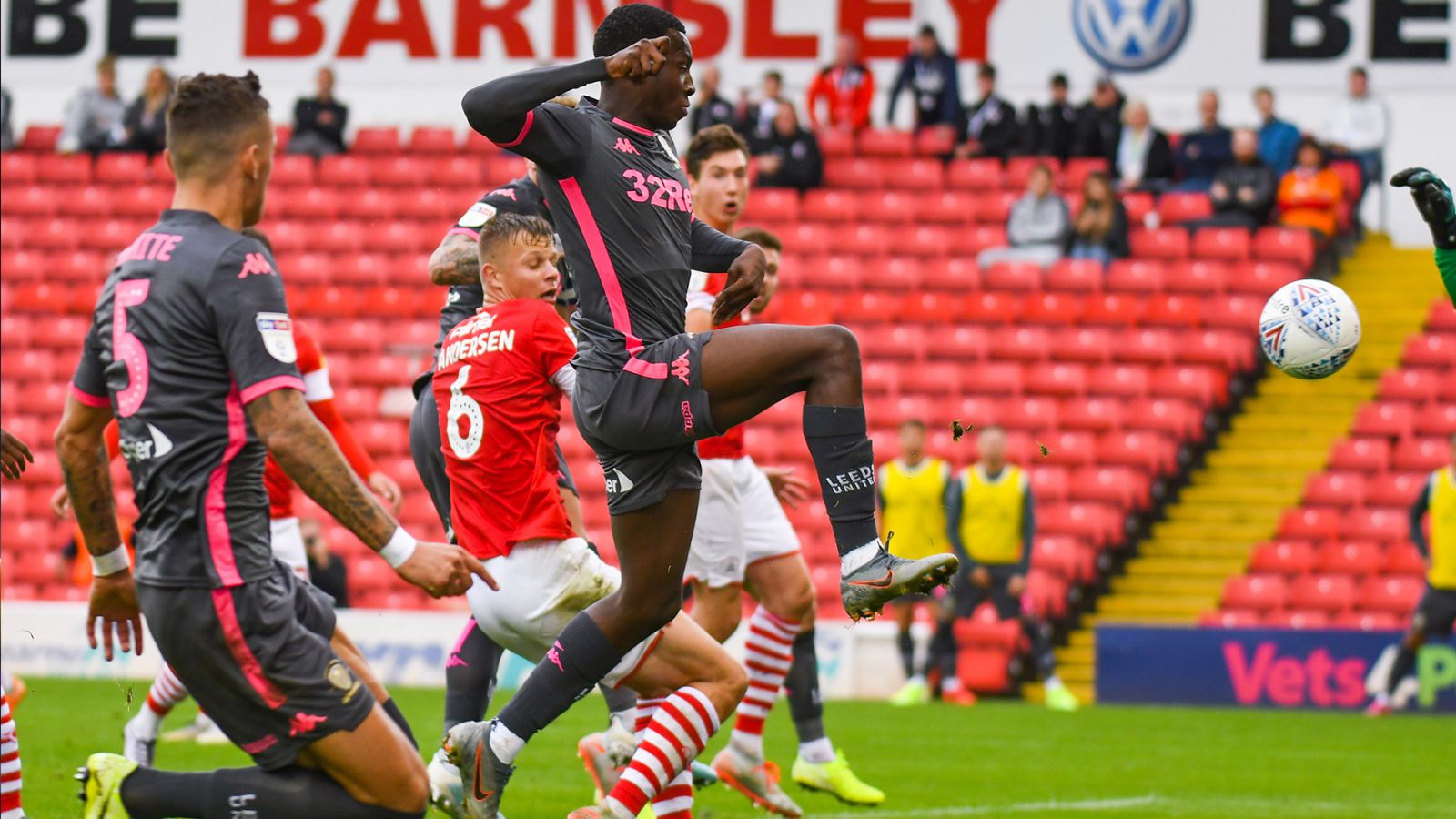 Leeds vs Barnsley, 23h ng&agrave;y 16/7: Một trời một vực