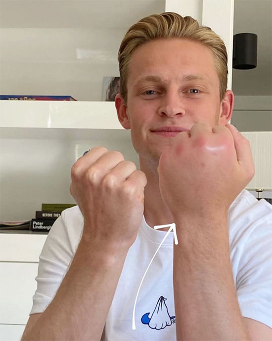 Bạn g&aacute;i tiết lộ nguy&ecirc;n nh&acirc;n chấn thương b&agrave;n tay kh&oacute; đỡ của De Jong