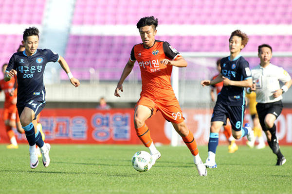 Gwangju vs Sangju Sangmu, 12h00 ngày 25/10: Chỉ còn thủ tục