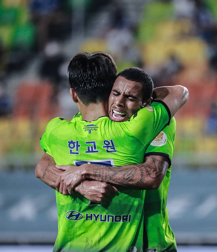 Jeonbuk Hyundai vs Sangju Sangmu, 16h ng&agrave;y 23/8: Tạm chiếm ng&ocirc;i đầu?!