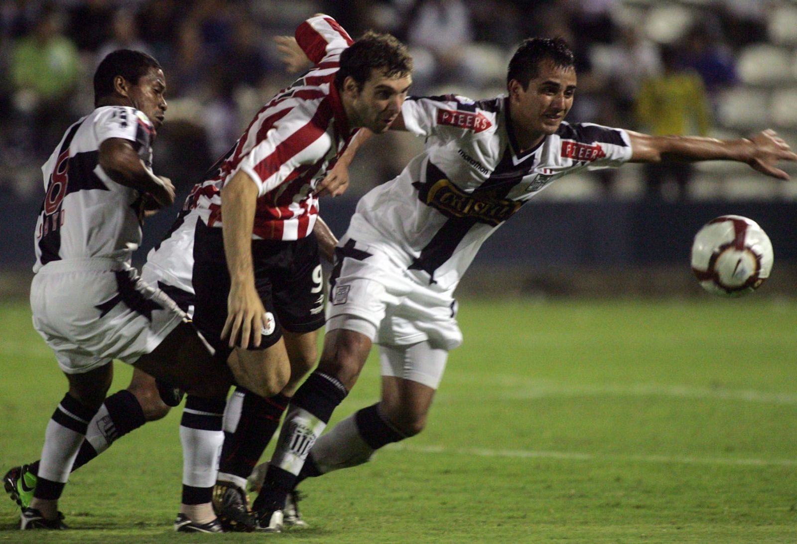 Alianza Lima vs Estudiantes, 7h30 ng&agrave;y 1/10: Dắt tay nhau rời giải