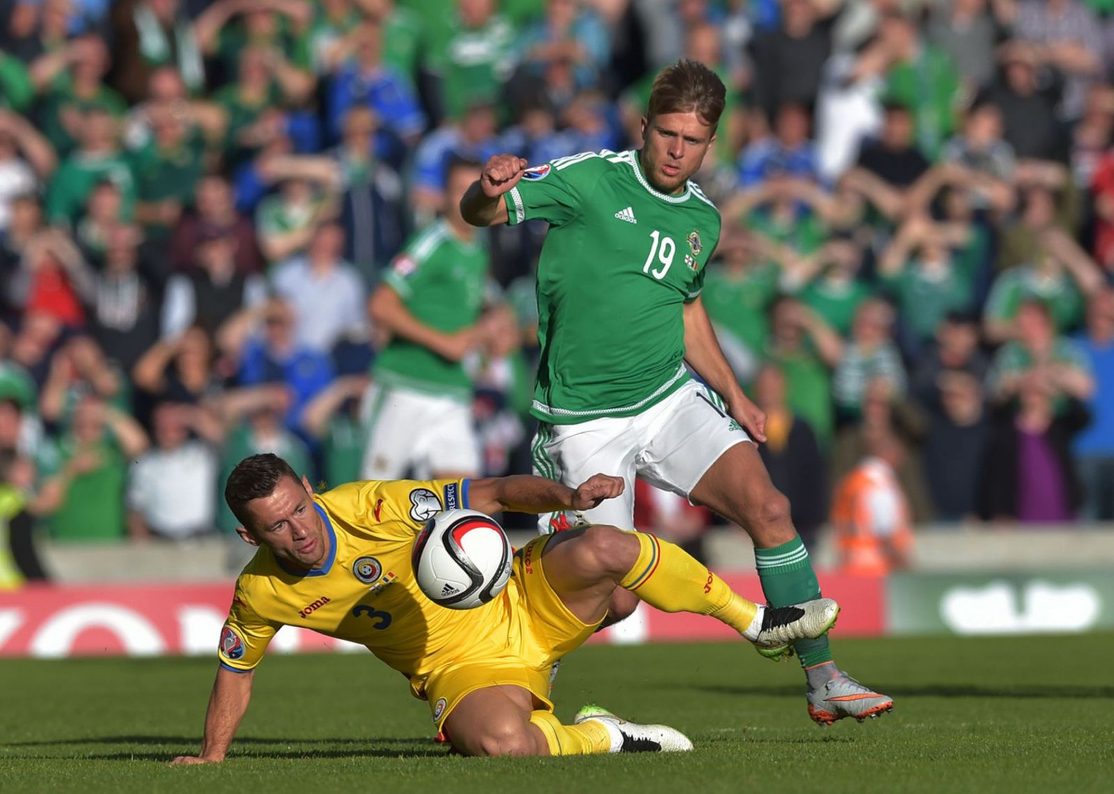 Romania vs Bắc Ireland (1h45 5/9): Khó cho chủ nhà