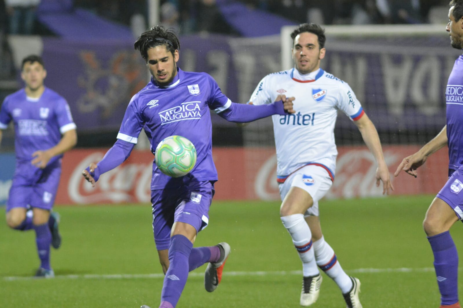 Defensor Sporting vs Nacional, 6h15 ngày 11/9: Đối thủ kỵ rơ