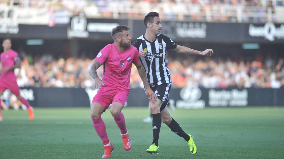 Ponferradina vs Elche, 0h30 16/6: Kh&oacute; cởi mở