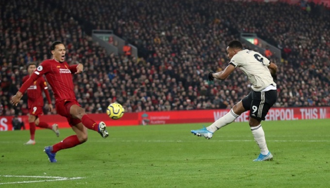 Liverpool 2-0 MU: Hạ đẹp MU, Liverpool c&ocirc; đơn tr&ecirc;n đỉnh