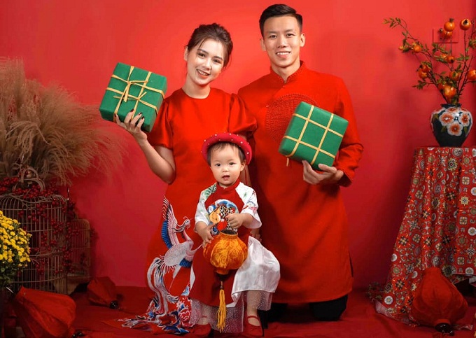 Ch&ugrave;m ảnh sao b&oacute;ng đ&aacute; Việt Nam đ&oacute;n Tết: Tiến Linh thả th&iacute;nh khiến fan nữ rụng rời